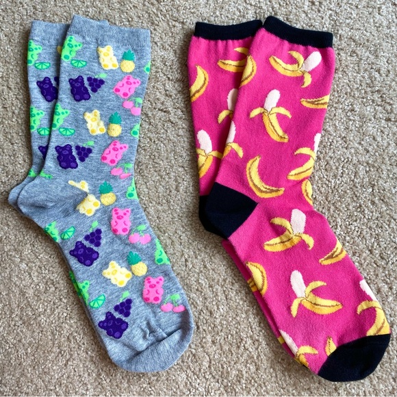 Hot Sox Crew Socks 2 Pairs Gummy Bears and Bananas Grey/Pink Size 4-10.5, NWOT - Picture 1 of 6